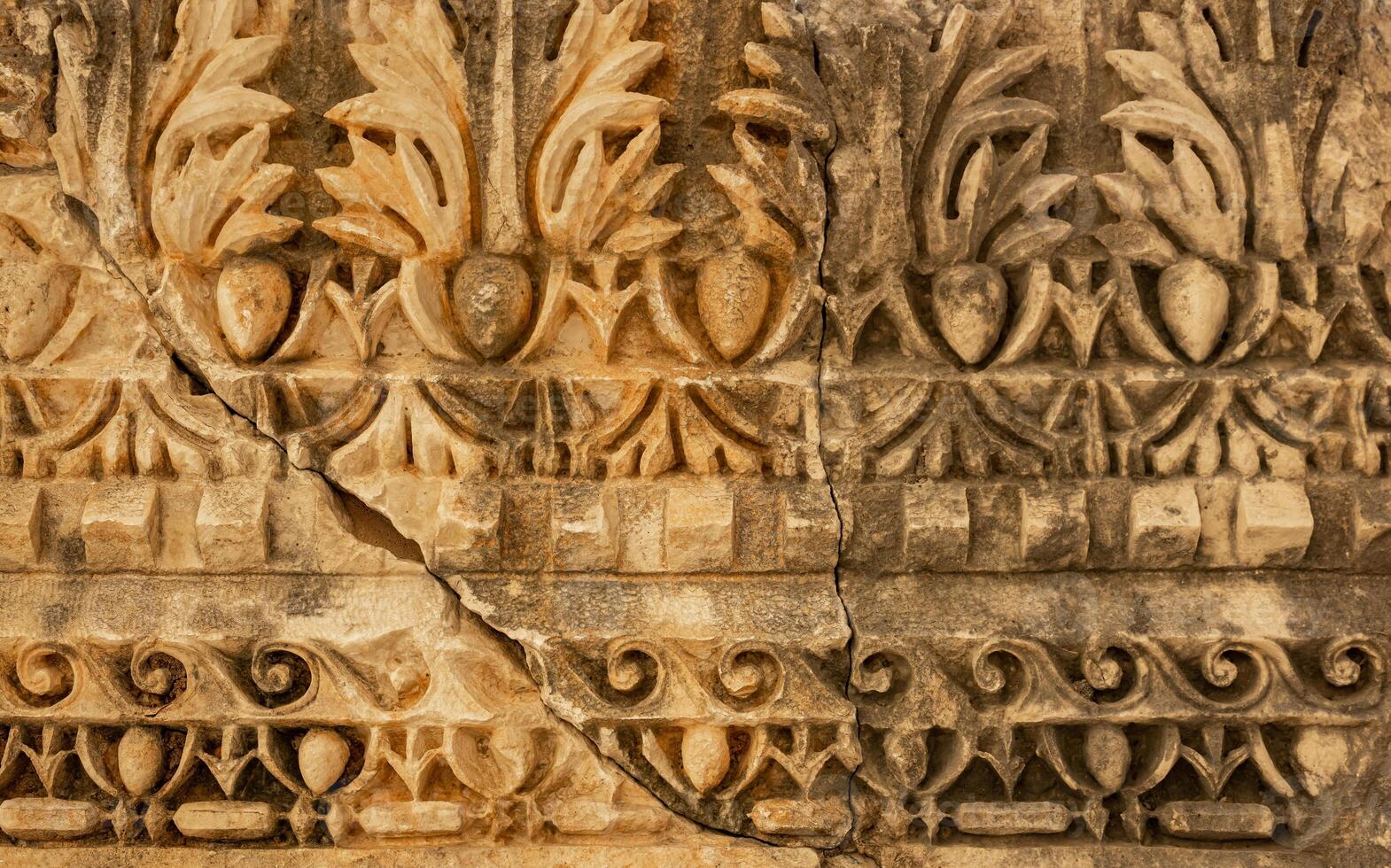 antico Esposto alle intemperie ornamento su il rovine di un' edificio nel il antico città di mira, tacchino foto