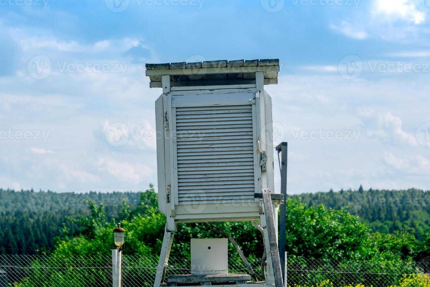 strumento schermo su un' tempo metereologico stazione con meteorologico strumenti dentro foto