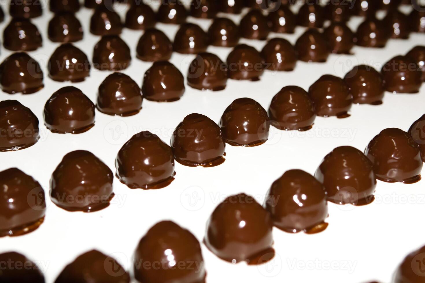 cioccolato caramelle su il trasportatore di un' confetteria fabbrica avvicinamento foto