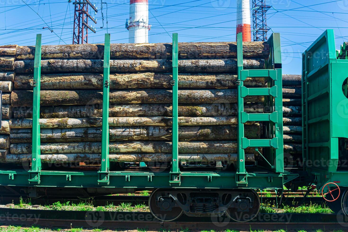 caricato ferrovia carri per mezzi di trasporto di logs avvicinamento foto