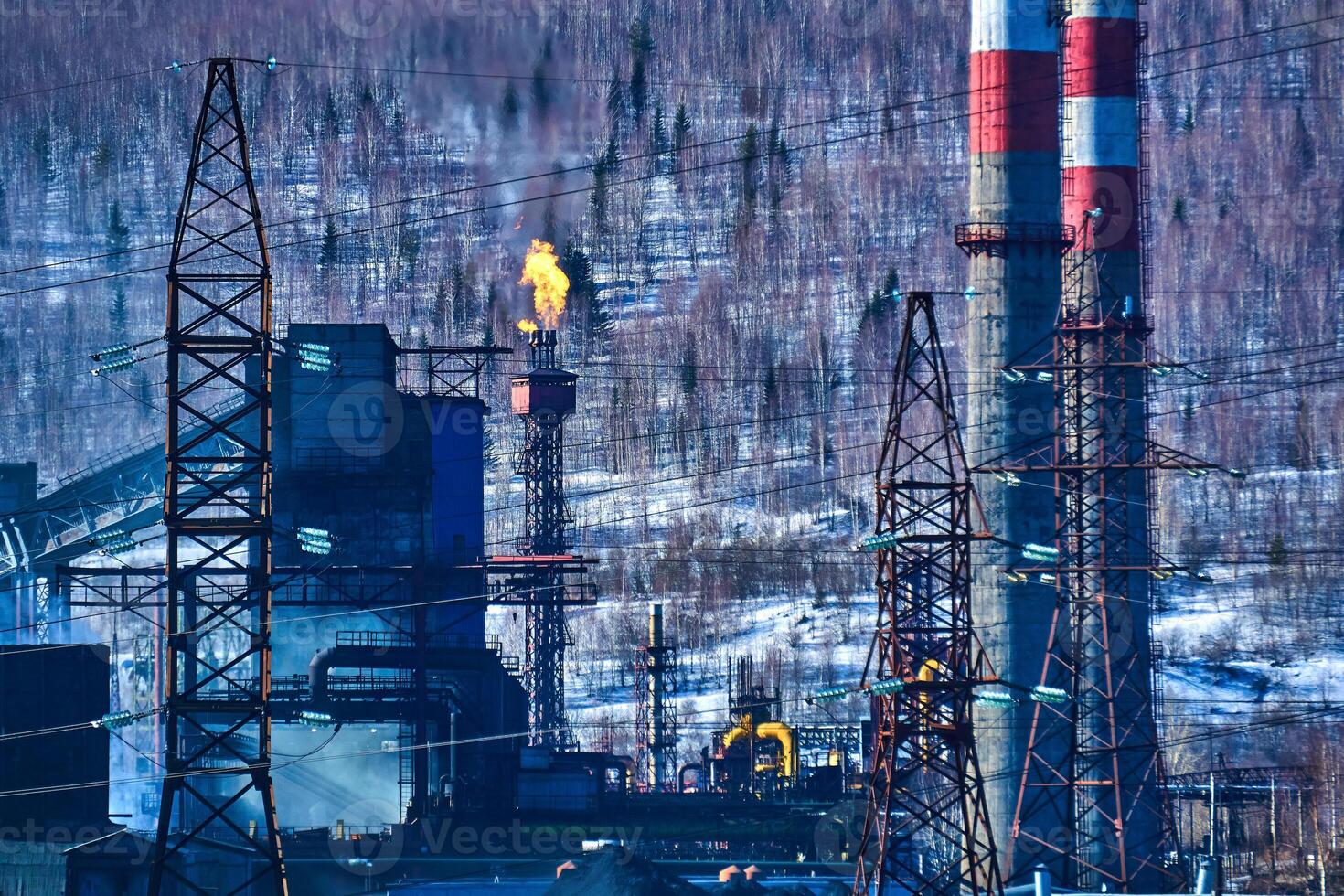 industriale sfondo - il torcia di un' coke-chimico pianta produce termico emissioni in il atmosfera foto