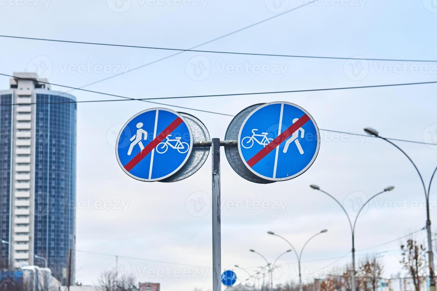 strada cartello fine di sezione con traffico solo per pedoni e biciclette contro un' nuvoloso cielo foto
