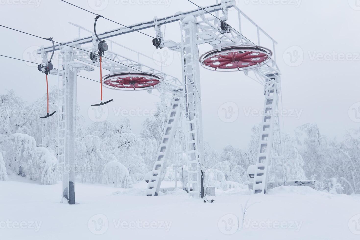 superiore stazione di il sciare sollevamento su un' innevato cima tra gelido alberi foto