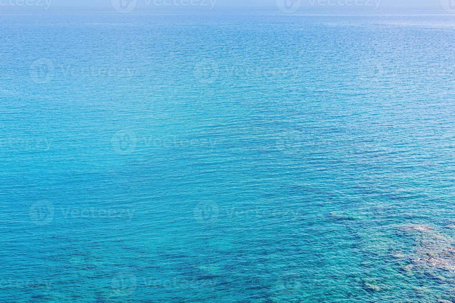 marino sfondo, trasparente blu costiero litorale al di sopra di corallo scogliera foto