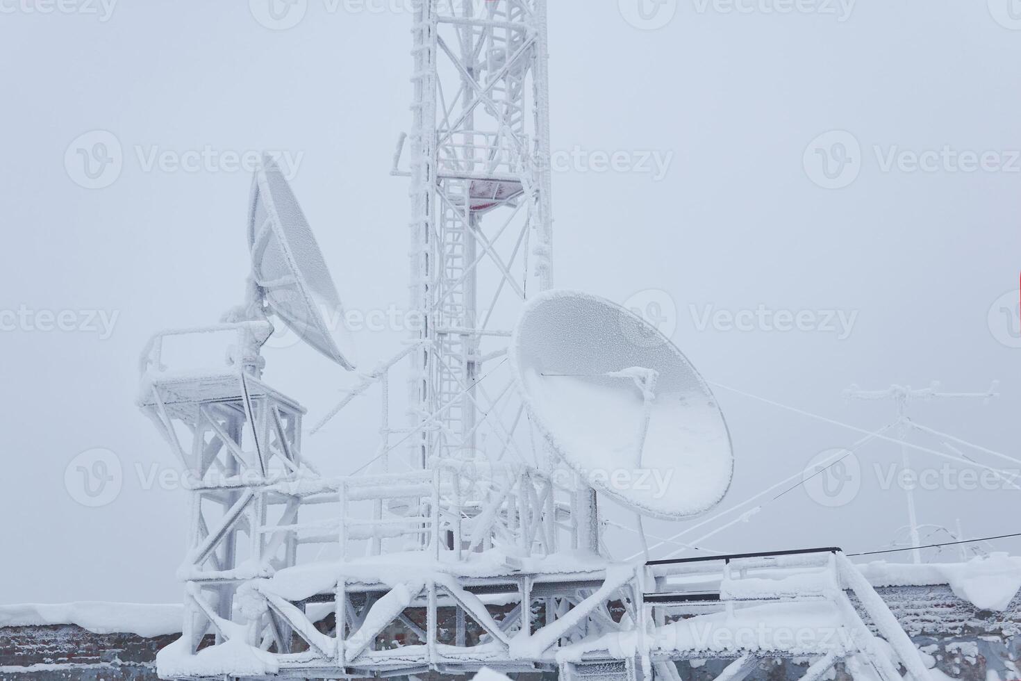 gelido parabolico antenne e il seminterrato di il cellula Torre su il tetto di il base Radio stazione collocato nel il Highlands foto