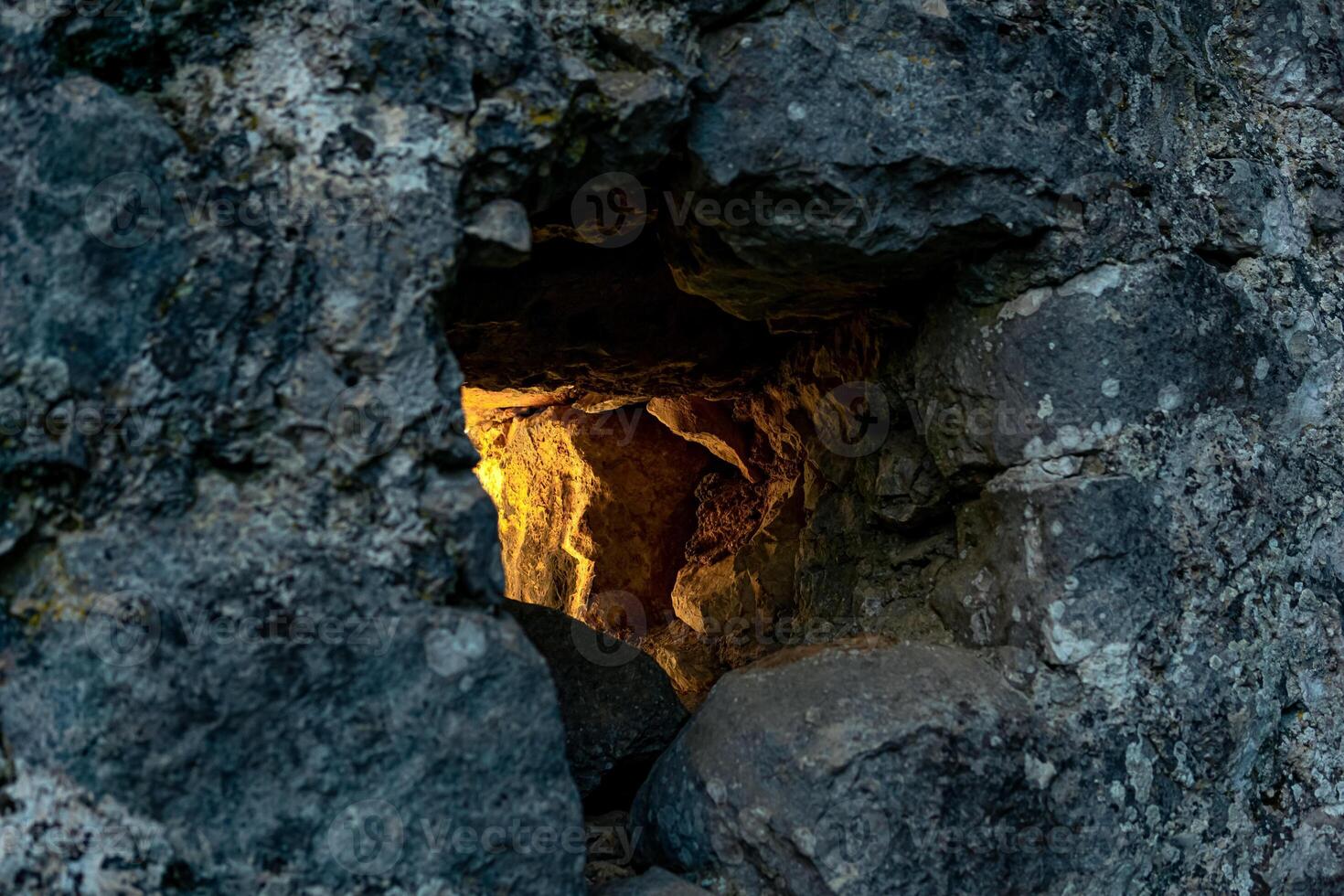 feritoia nel il vecchio fortezza parete attraverso quale leggero pause, avvicinamento foto