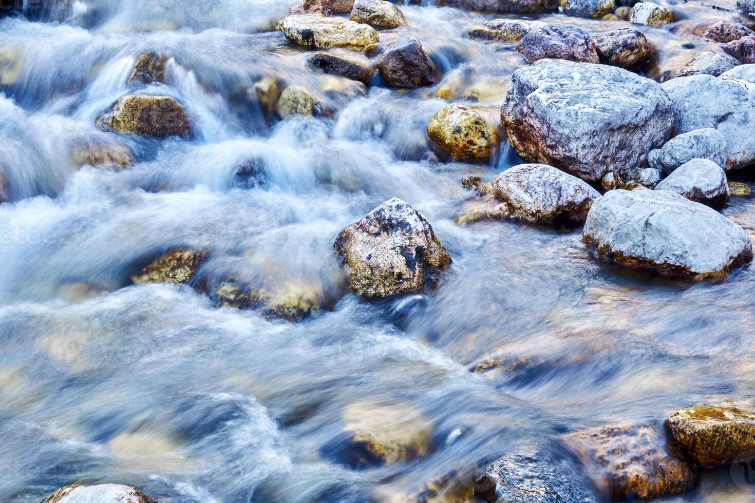 acqua flusso nel un' roccioso montagna ruscello sfocato nel movimento foto