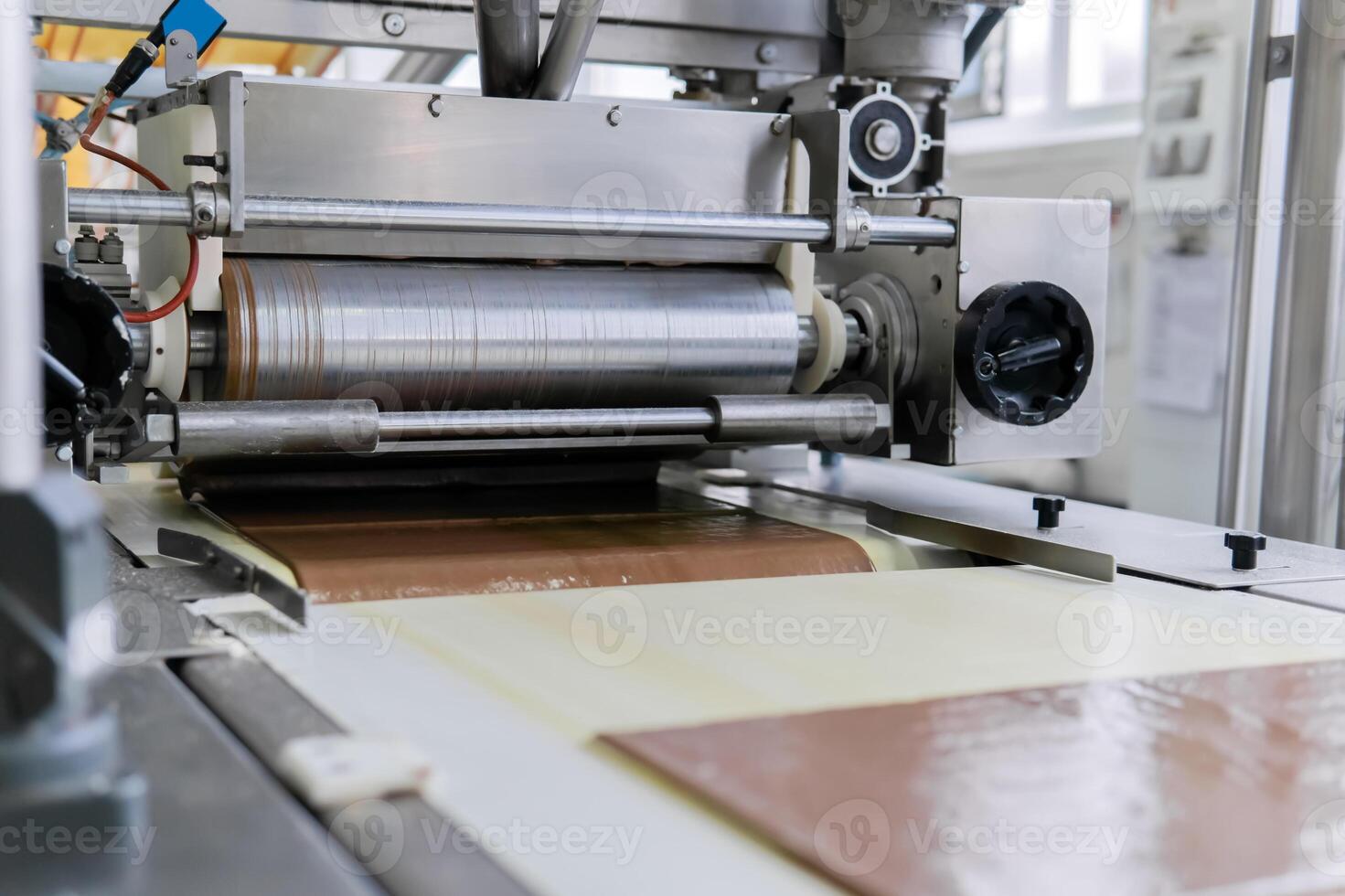 cioccolato wafer scrosciante a un' confetteria fabbrica foto