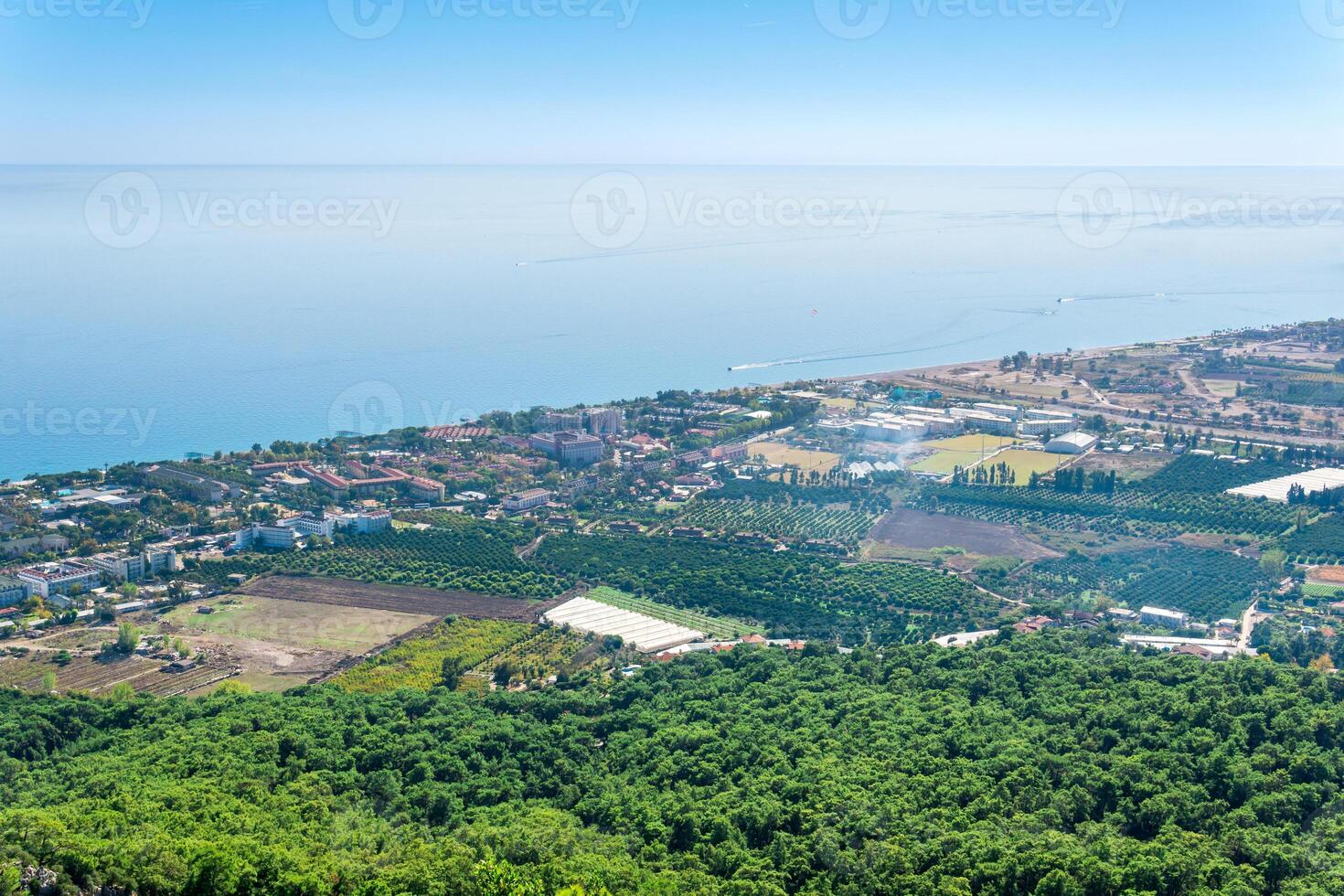 superiore Visualizza di mediterraneo costiero ricorrere villaggio con giardini e alberghi nel camyuva, tacchino foto