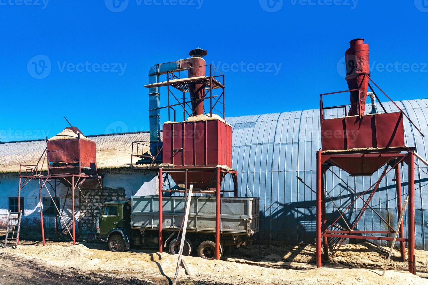 bunker silos per Caricamento in corso segatura Il prossimo per il hangar, quale case il la lavorazione del legno industria foto