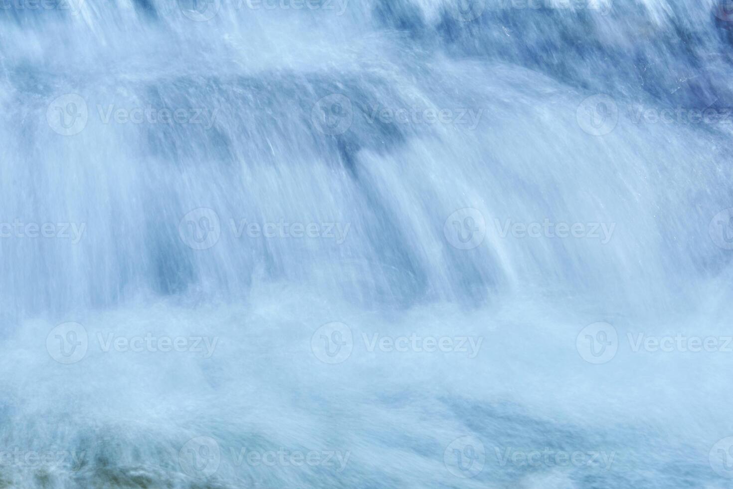 naturale sfondo - il getti di il cascata siamo sfocato nel movimento foto