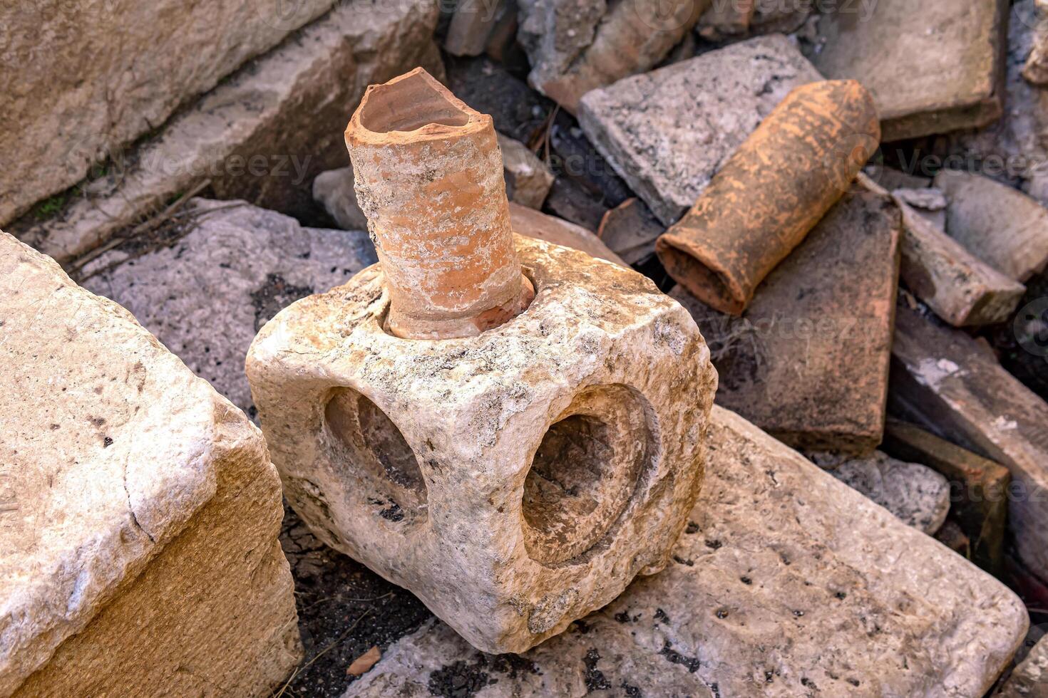 elementi di il antico romano piombatura tra il rovine di un antico edificio foto