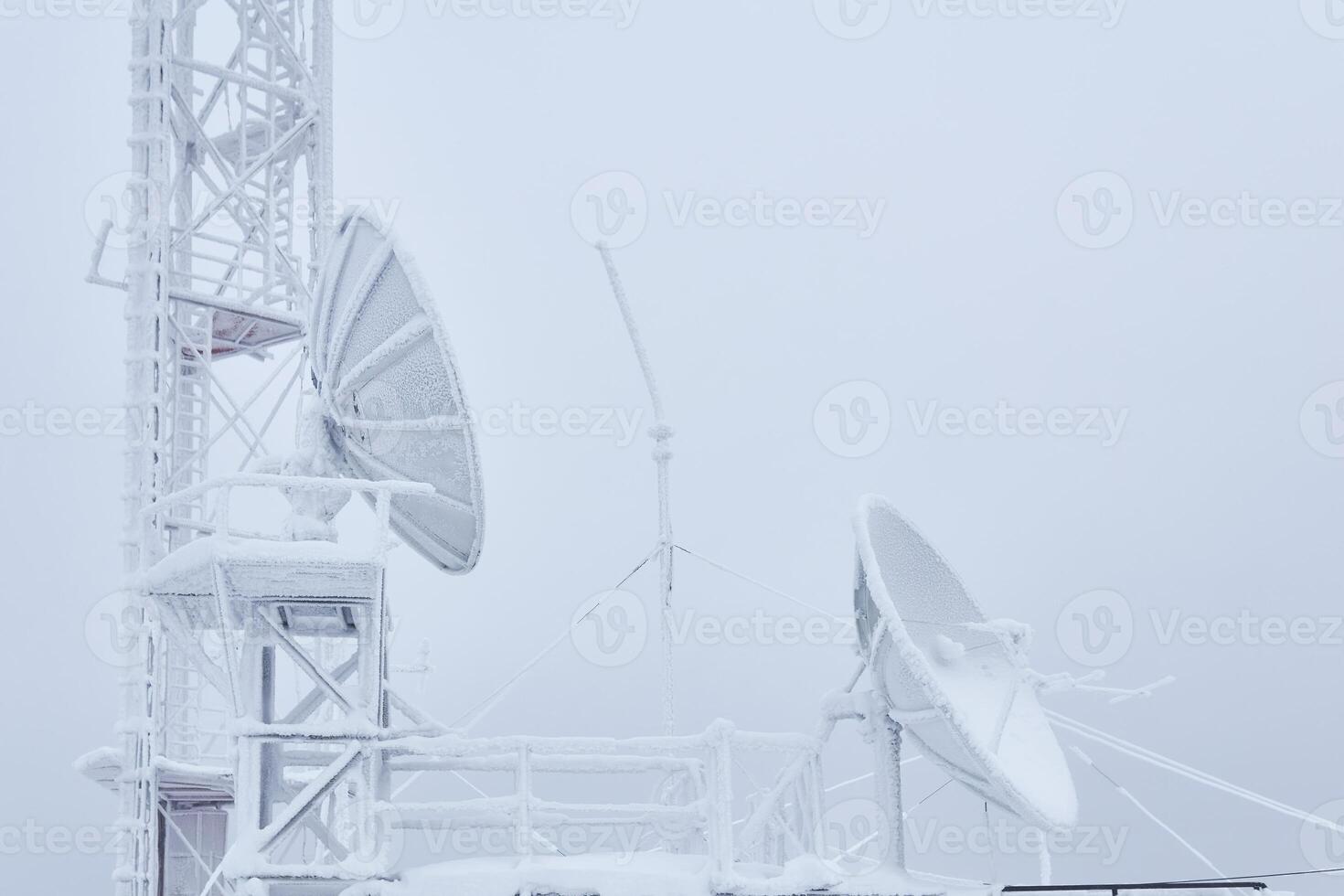 gelido parabolico antenne e il seminterrato di il cellula Torre su il base Radio stazione collocato nel il Highlands foto