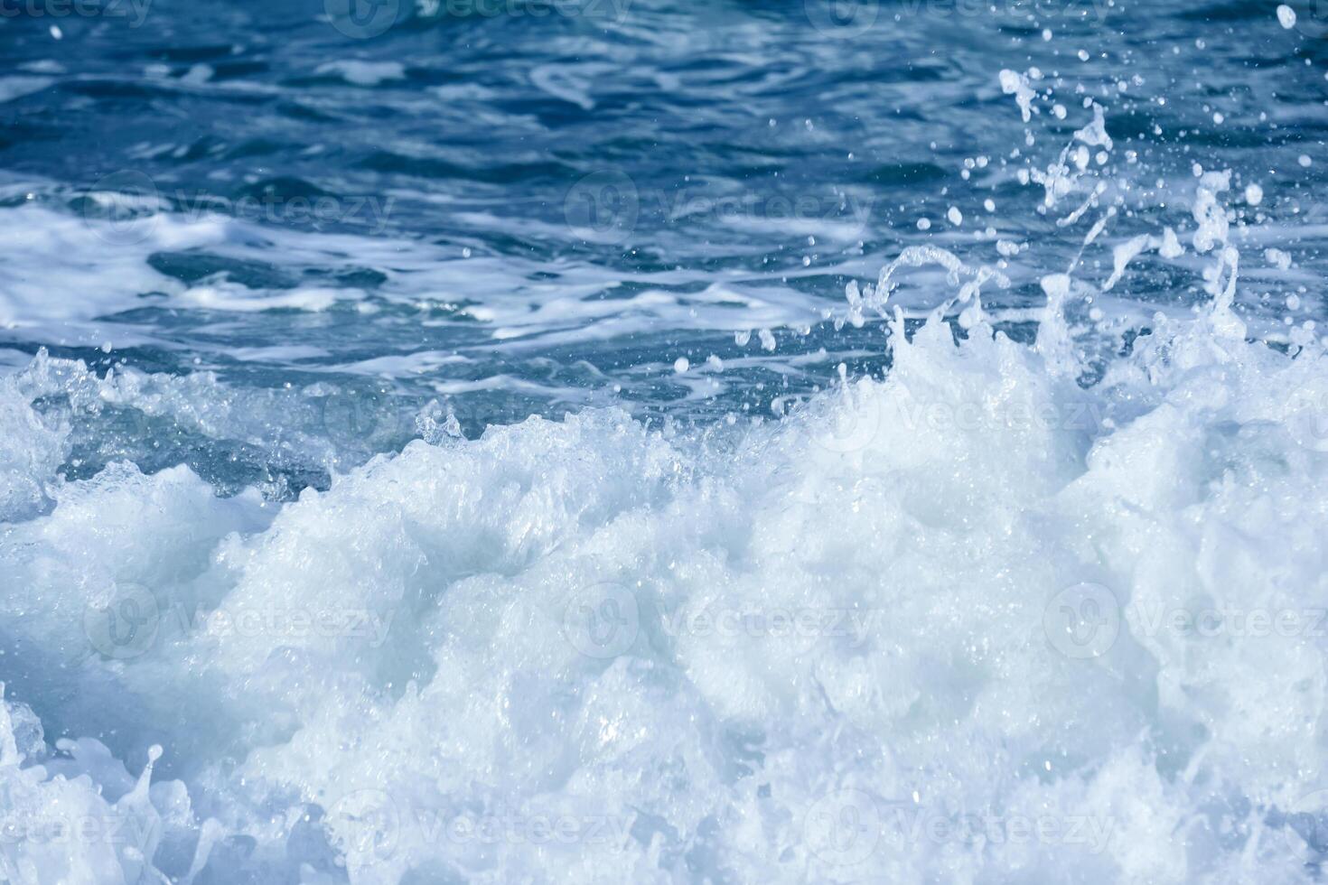 schiuma di il mare Surf avvicinamento foto