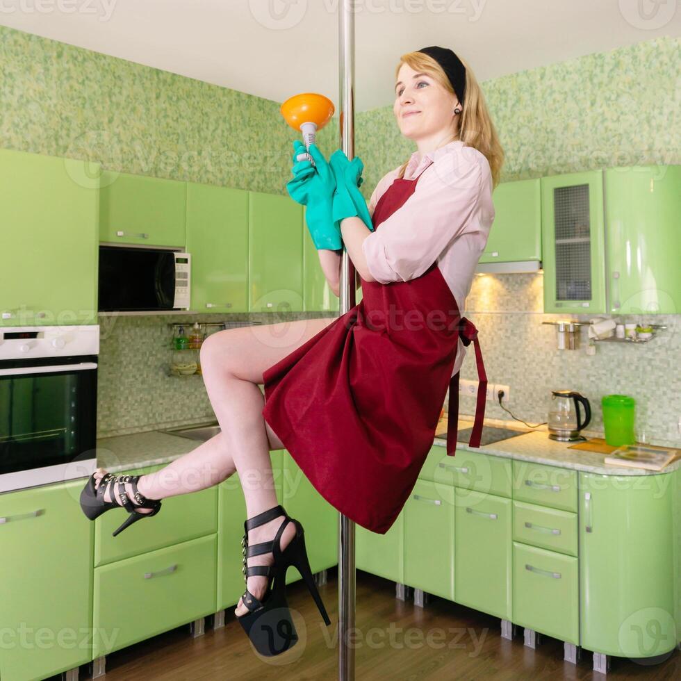 giovane donna treni polo danza abilità mentre pulizia a casa foto