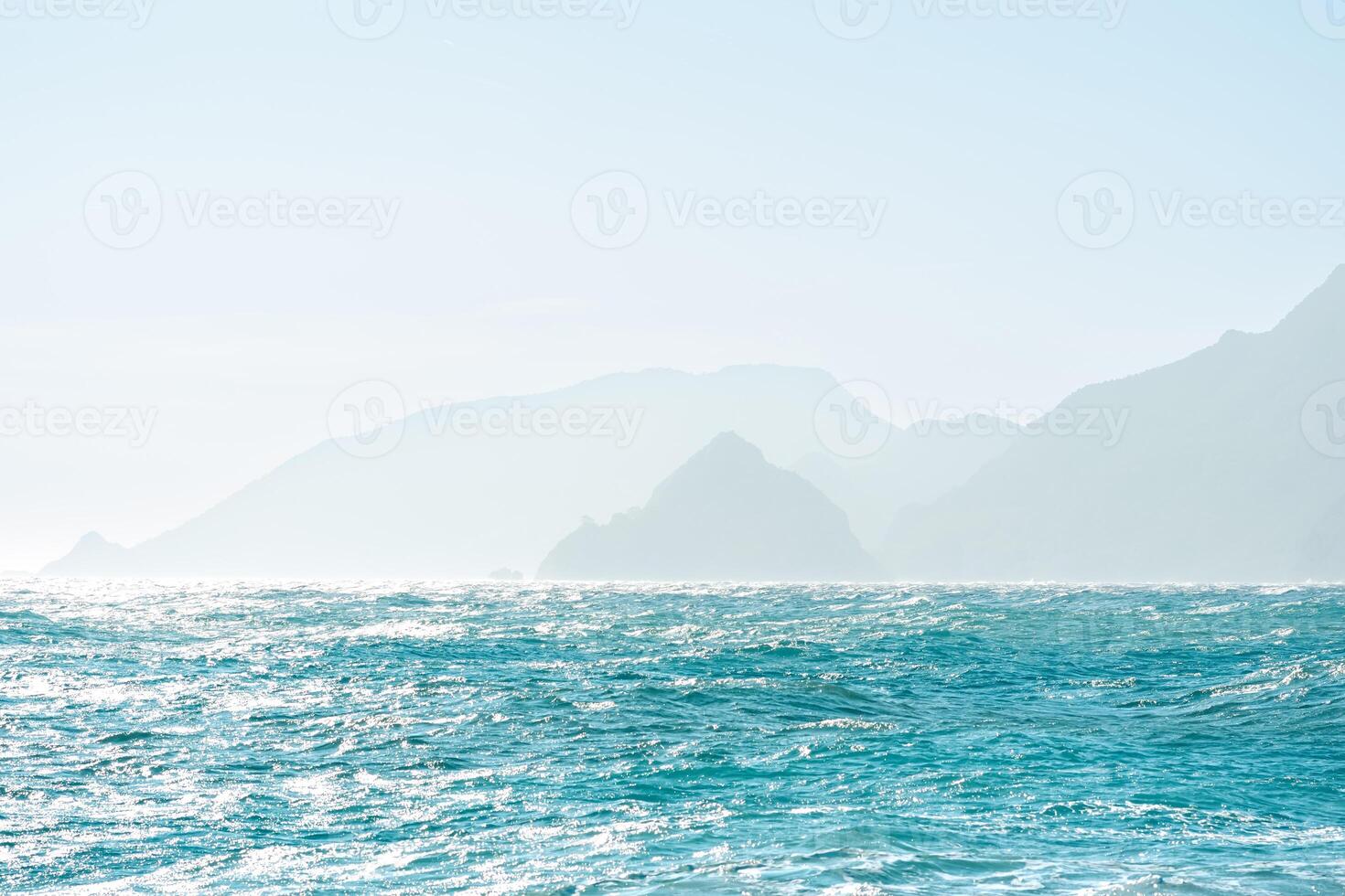 paesaggio marino su un' ventoso soleggiato giorno foto