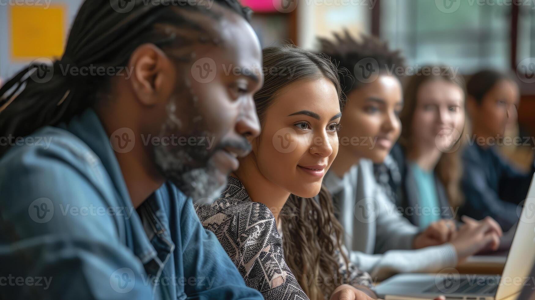 ai generato docente aiuta studioso con progetto, consulenza su loro opera. insegnante dando lezione per diverso multietnico gruppo di femmina e maschio studenti nel Università camera foto