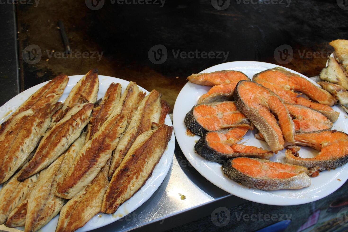 fritte pesce su il contatore. fresco e delizioso salmone foto