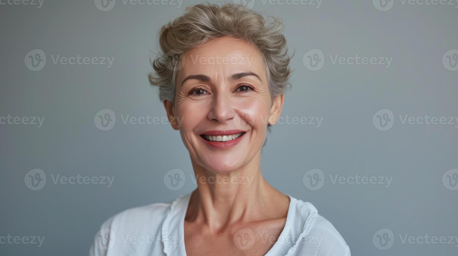 ai generato testa tiro ritratto contento bellissimo pensionato donna. maturo femmina pubblicizza professionale Servizi di dentale clinica Sorridi Guarda a telecamera. spensierato vita su la pensione foto