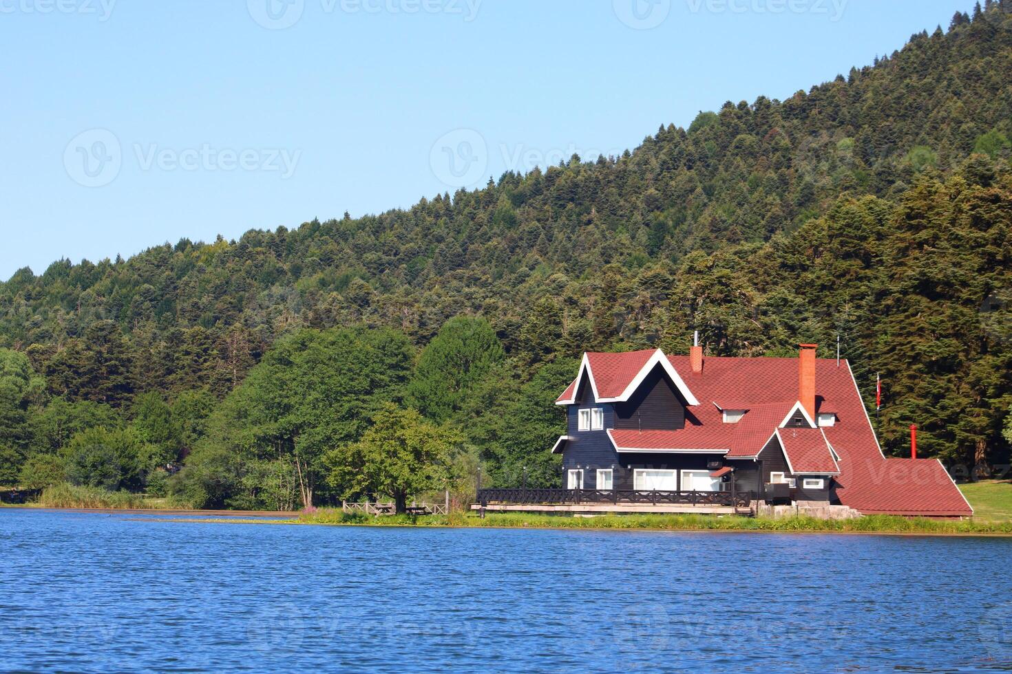 Casa su il riva di lago. riflessa su acqua. nazione lato, foresta, azienda agricola campo, lago con Casa. Bolu, Turchia foto