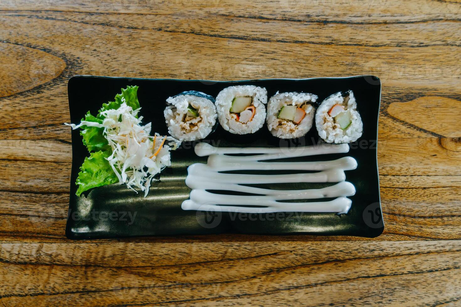 Sushi rotoli con anguilla, cetriolo e sesamo seme. Sushi rotolo giapponese cibo. nemmeno io Sushi riso a partire dal un' giapponese ristorante. di legno tavolo. foto