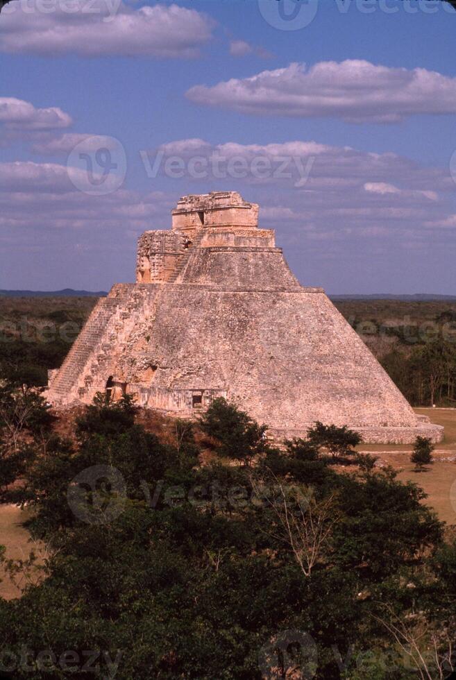 tempio di il mago a il maya rovine di uxmal nel il puuc colline di Yucatan, Messico foto