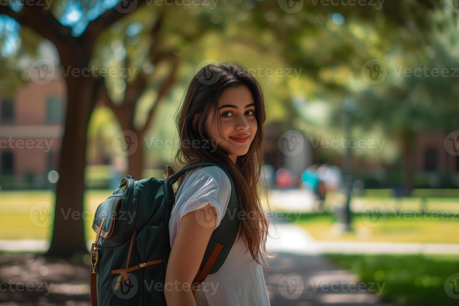 ai generato Università ragazza nel un' casuale ancora elegante attrezzatura con un' zaino lanciato al di sopra di uno spalla foto