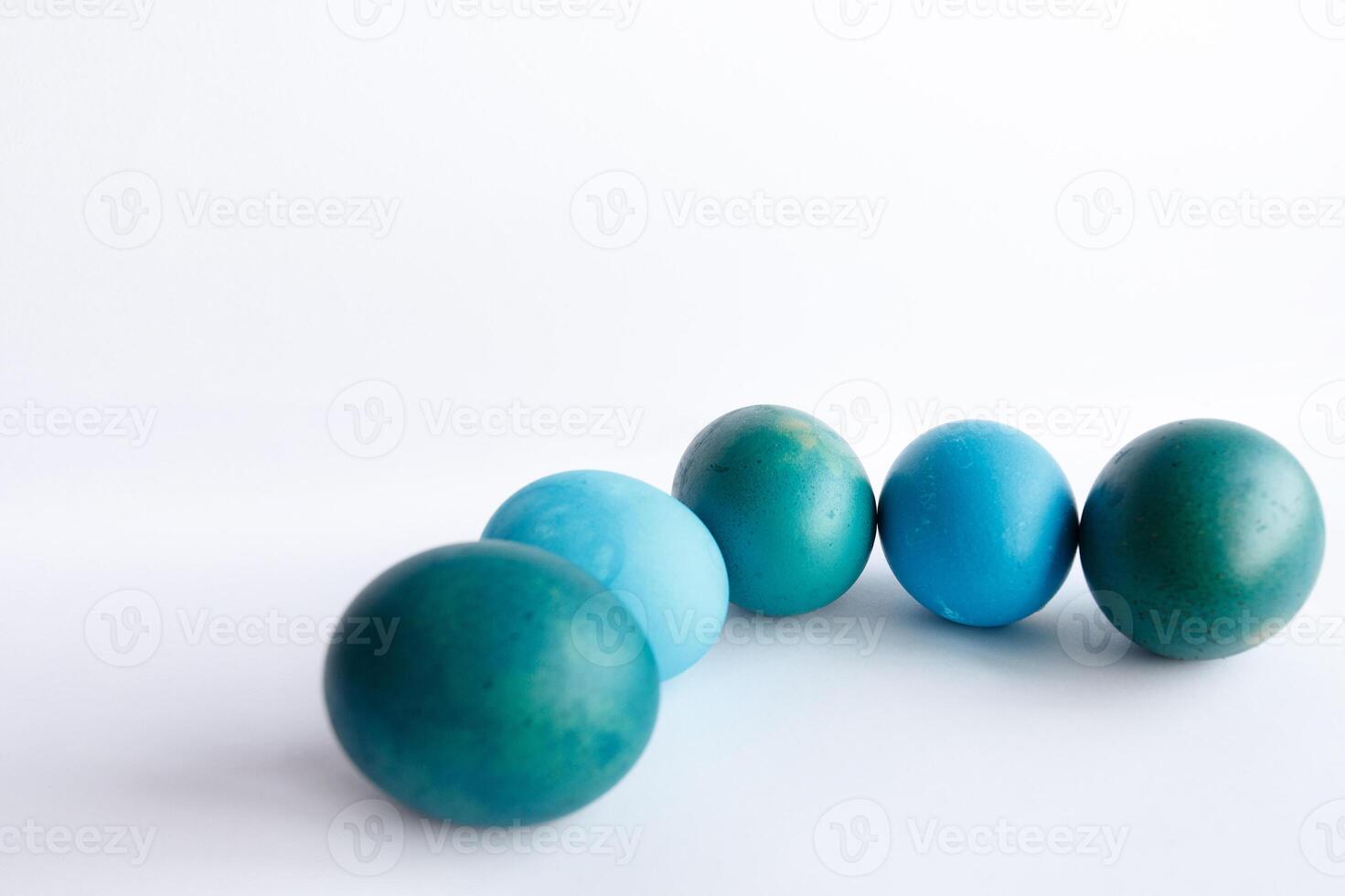 riga di ombre blu Pasqua uova isolato su bianca sfondo foto