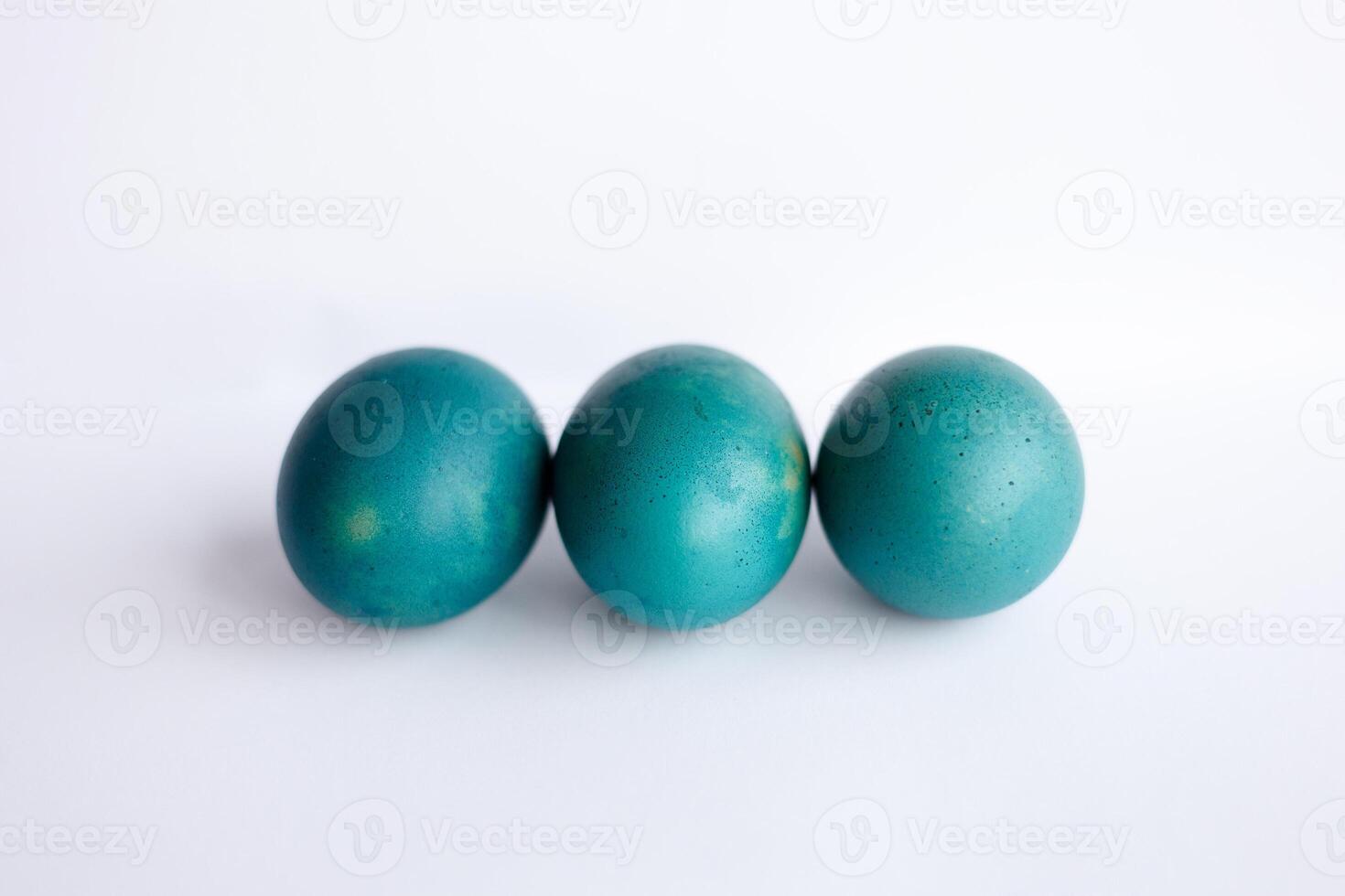 riga di ombre blu Pasqua uova isolato su bianca sfondo foto