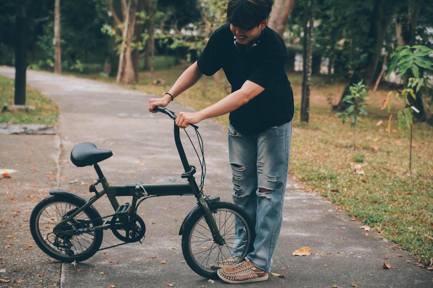 giovane bello barbuto uomo assunzione un' rompere mentre in viaggio il città con il suo bicicletta utilizzando il suo digitale tavoletta guardare lontano pensieroso foto