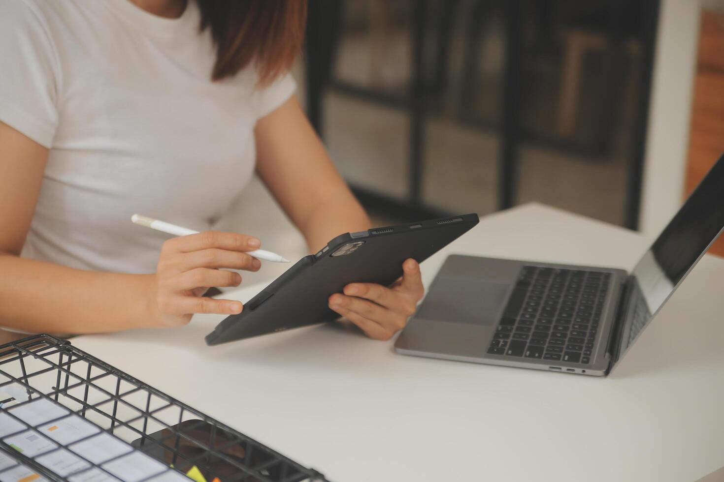 giovane adulto contento sorridente ispanico asiatico alunno indossare cuffie parlando su in linea Chiacchierare incontro utilizzando il computer portatile nel Università città universitaria o a virtuale ufficio. Università femmina alunno apprendimento a distanza. foto