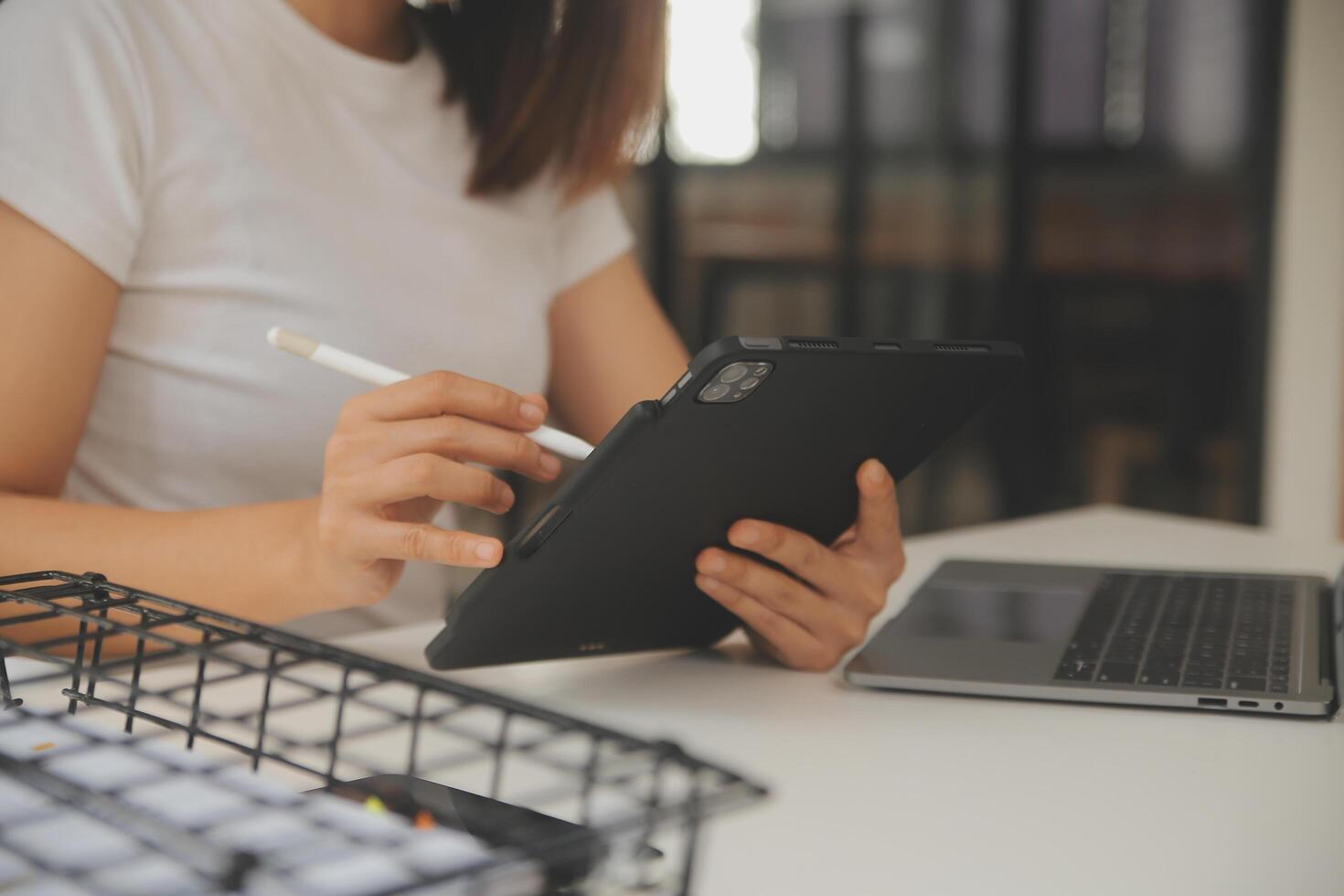 giovane adulto contento sorridente ispanico asiatico alunno indossare cuffie parlando su in linea Chiacchierare incontro utilizzando il computer portatile nel Università città universitaria o a virtuale ufficio. Università femmina alunno apprendimento a distanza. foto