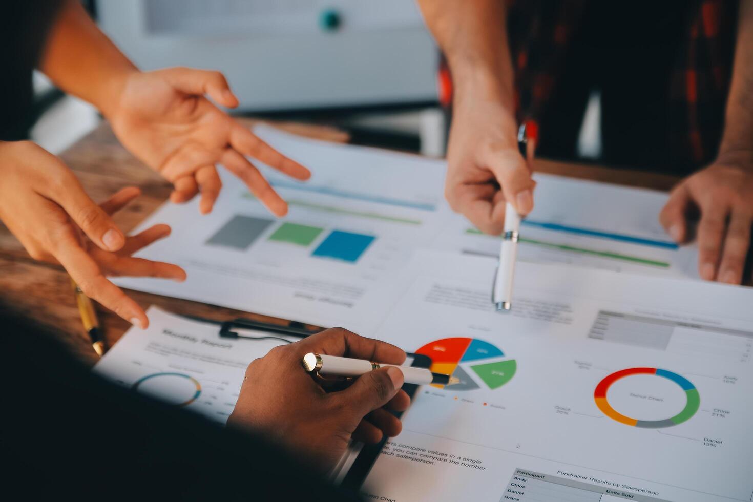 conferenza di lavoro, riunione del team di lavoro presente, colleghi investitori che discutono nuovi dati del grafico finanziario del piano sul tavolo dell'ufficio con laptop e tablet digitale, finanza, contabilità, investimenti. foto