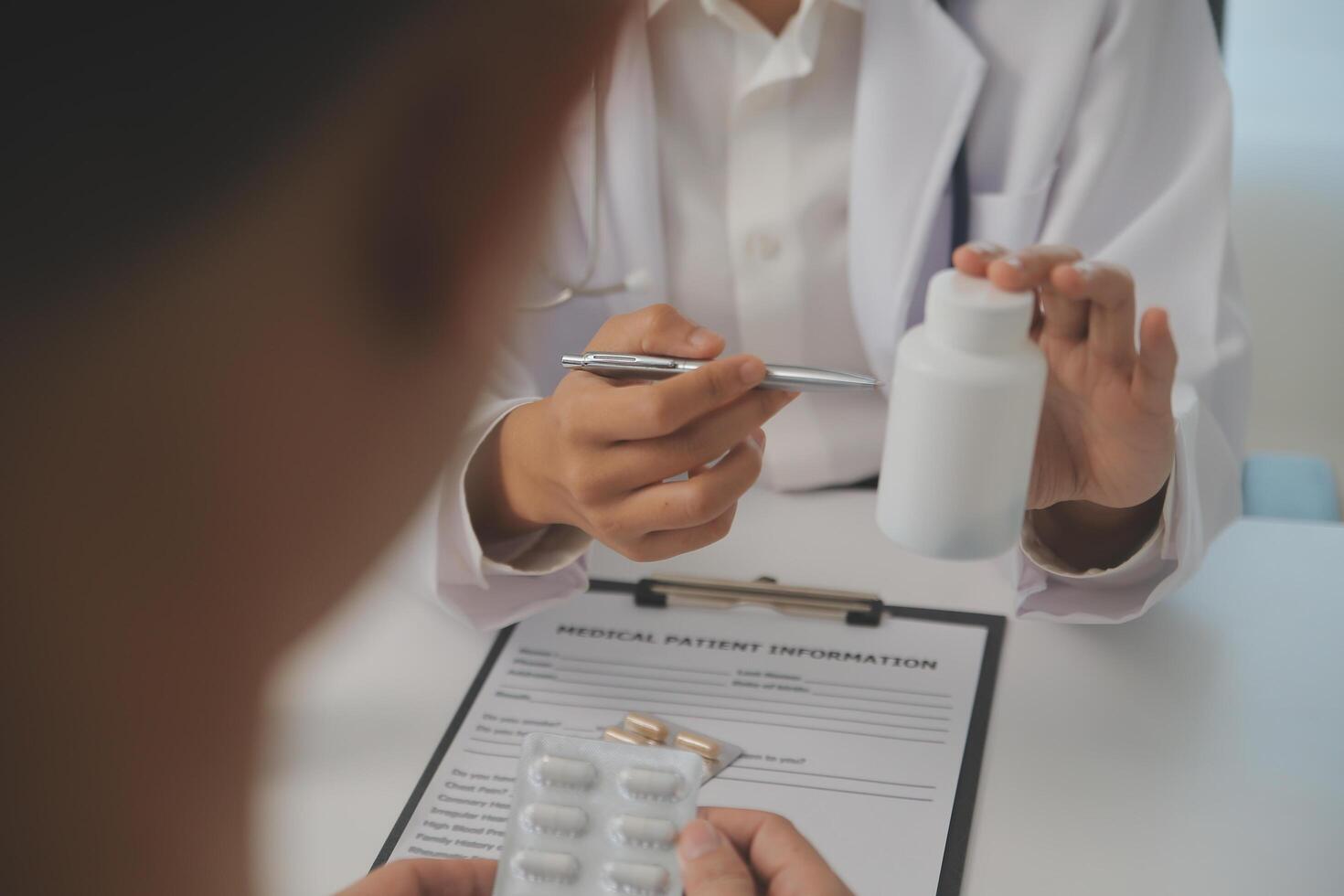 assistenza sanitaria servizio e farmacia lavoratore con cliente a memorizzare contatore per medicazione spiegazione. farmaceutico consigli e opinione di farmacista porzione ragazza con medicina informazione. foto