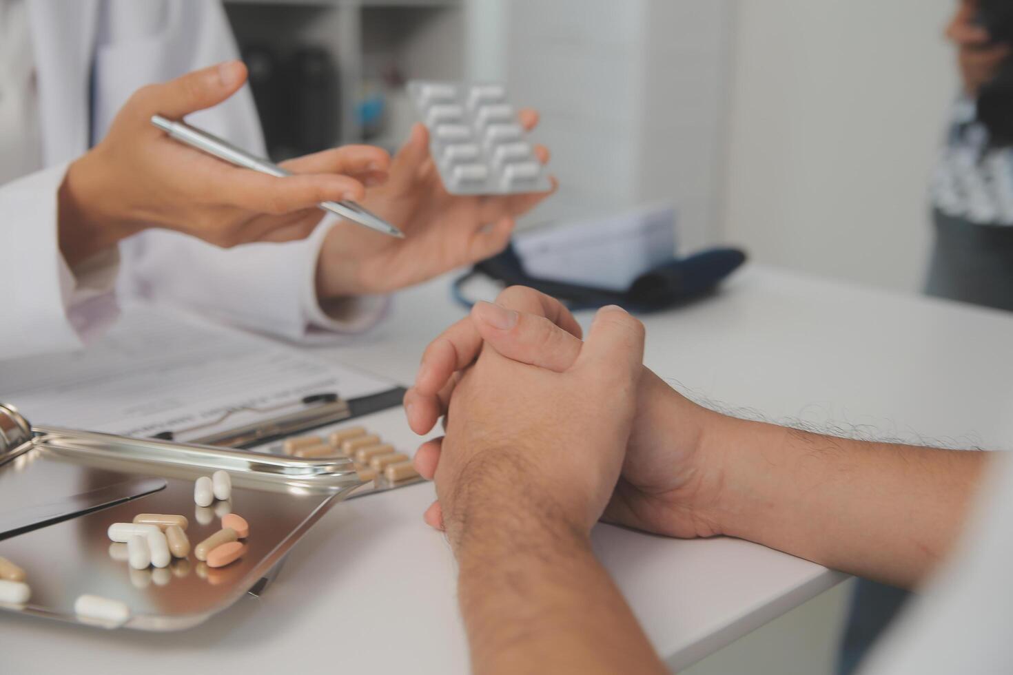 assistenza sanitaria servizio e farmacia lavoratore con cliente a memorizzare contatore per medicazione spiegazione. farmaceutico consigli e opinione di farmacista porzione ragazza con medicina informazione. foto