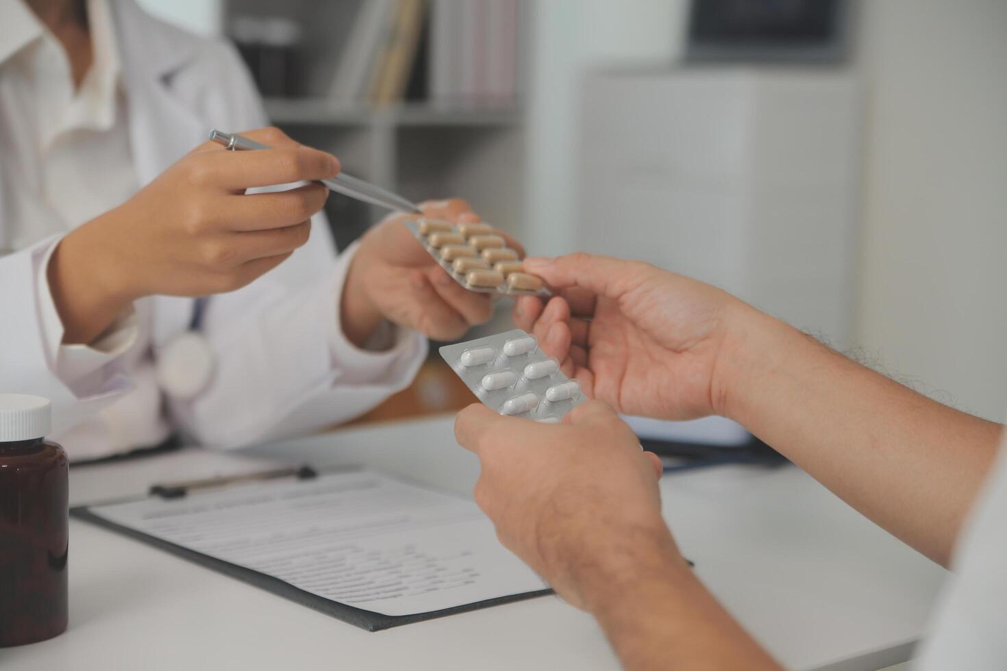 assistenza sanitaria servizio e farmacia lavoratore con cliente a memorizzare contatore per medicazione spiegazione. farmaceutico consigli e opinione di farmacista porzione ragazza con medicina informazione. foto