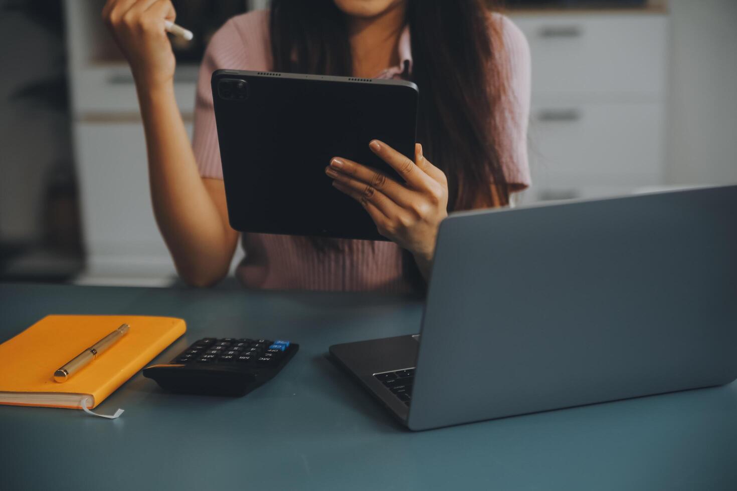 donna è Lavorando nel il ufficio. concetto di piccolo attività commerciale. foto