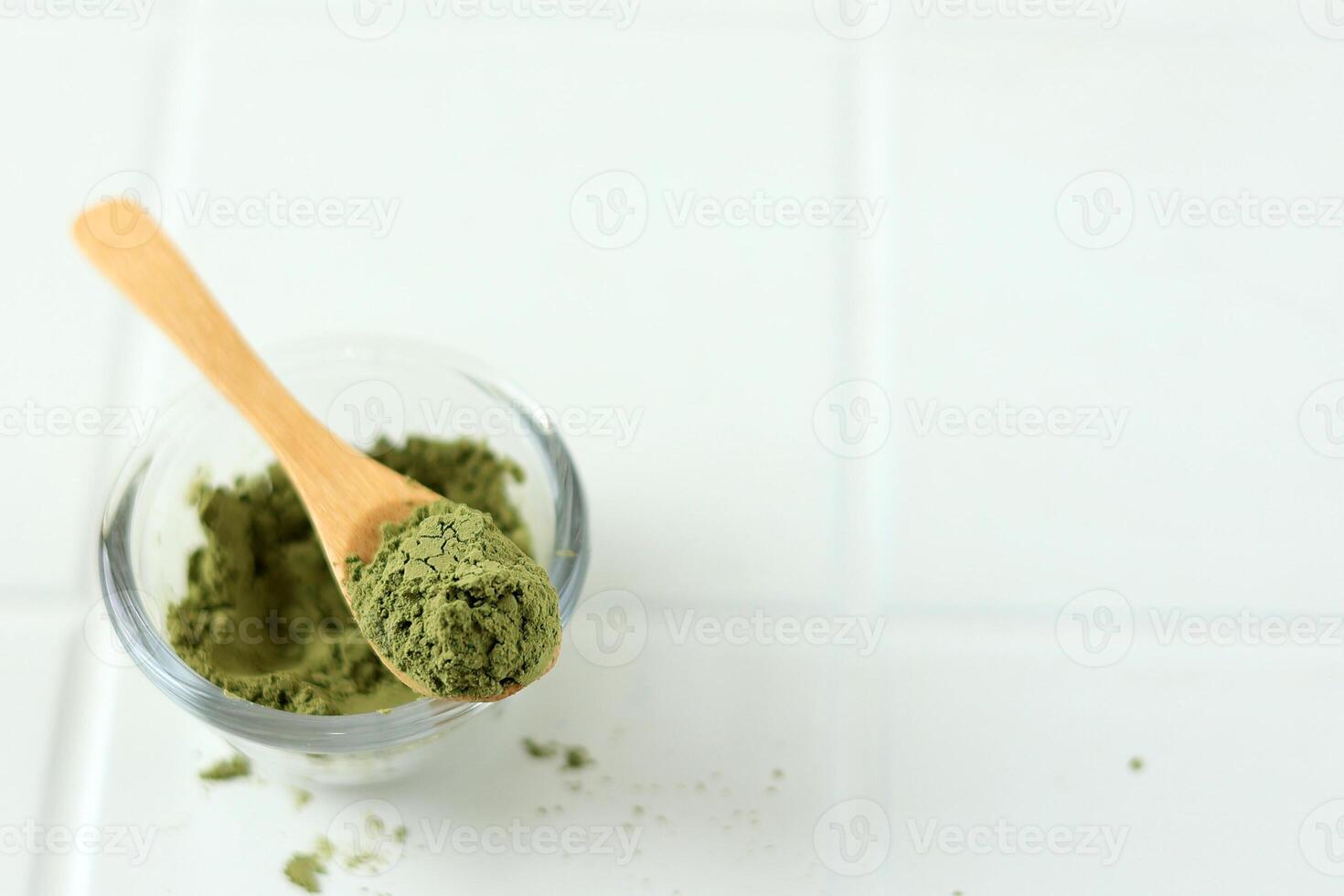 matcha verde tè polvere su di legno cucchiaio foto