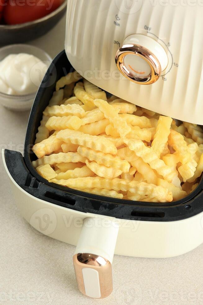 ondulato Patata bastone francese patatine fritte su airfryer vassoio foto