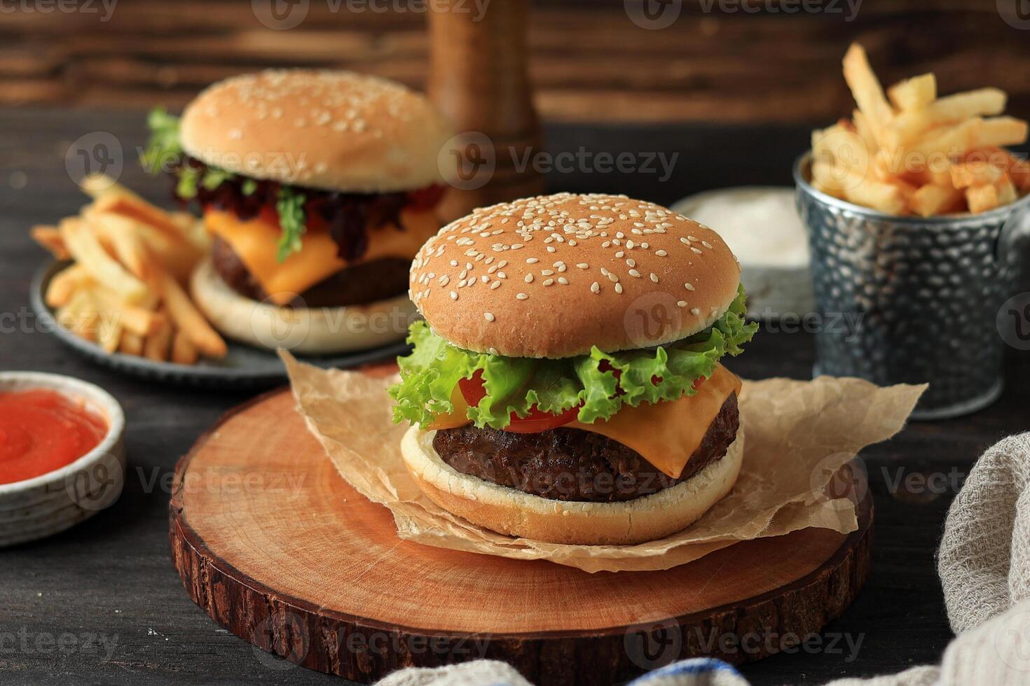 fatti in casa gustoso hamburger con formaggio, Manzo polpette, pomodoro, e lattuga foto