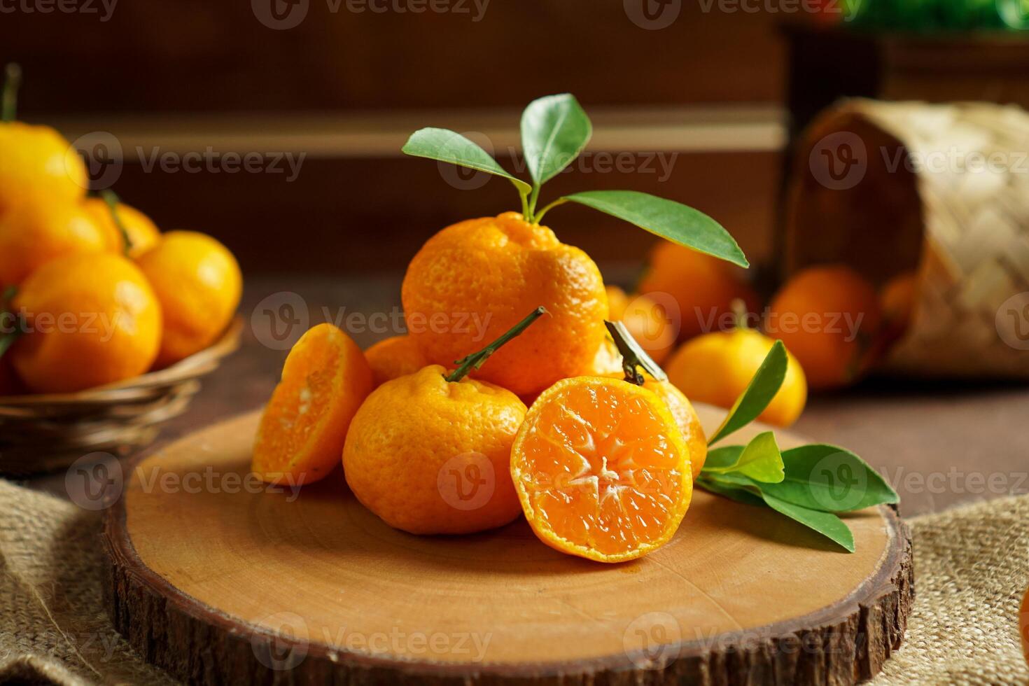 fresco arancia frutta vicino su sparo. cinematico stile, buio umore fotografia. arancia frutta su il taglio tavola foto