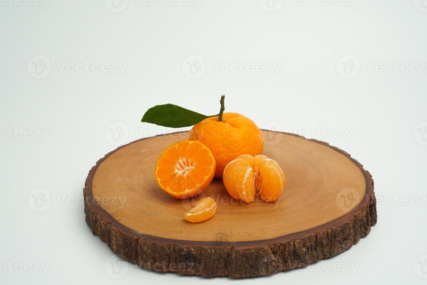 gruppo di arancia frutta consiste di totale, pezzo e metà arancia su legna isolato su bianca sfondo foto