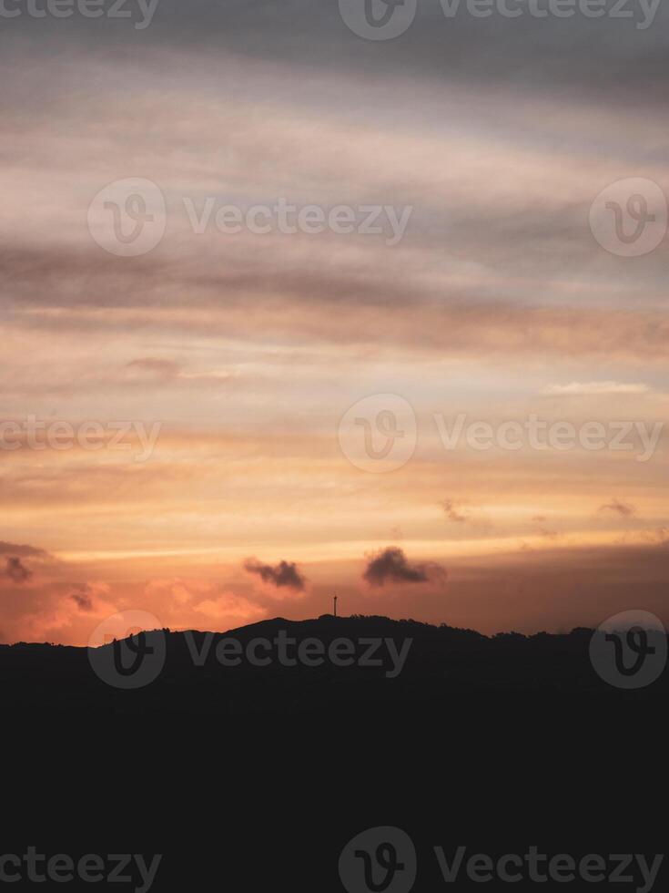 silhoute di un' mulino a vento su superiore di un' collina con d'oro tonalità foto