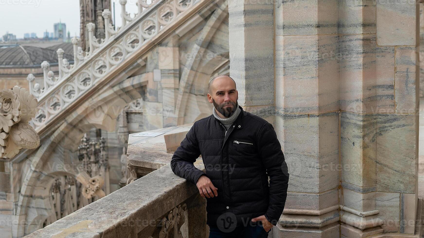 contento uomo nel davanti di duomo Milano Cattedrale foto