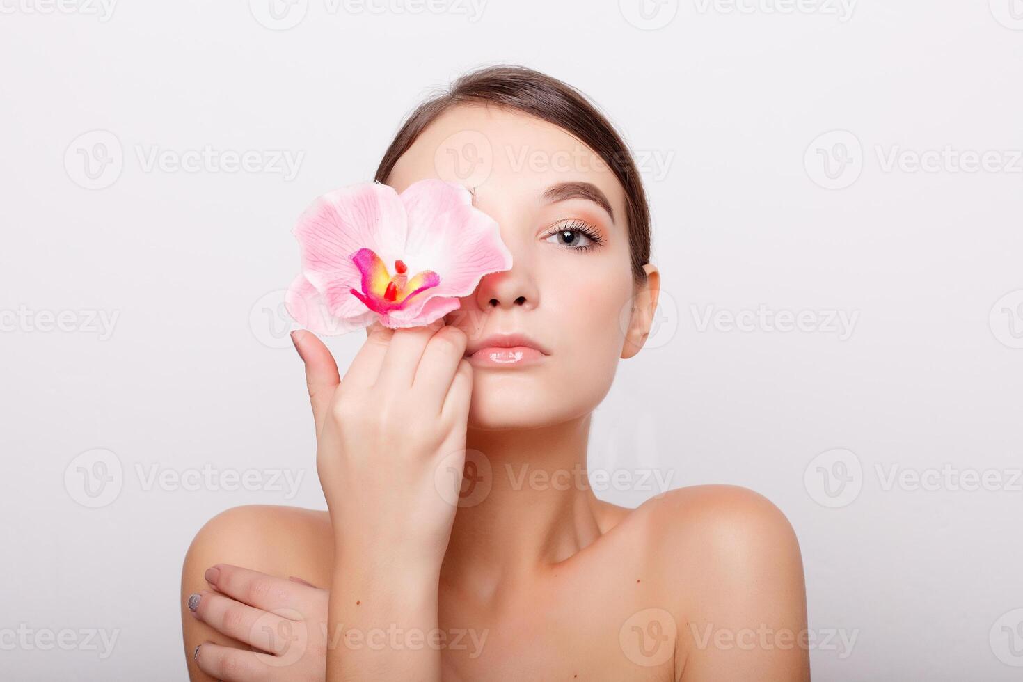 bellissimo ragazza con orchidea fiori foto