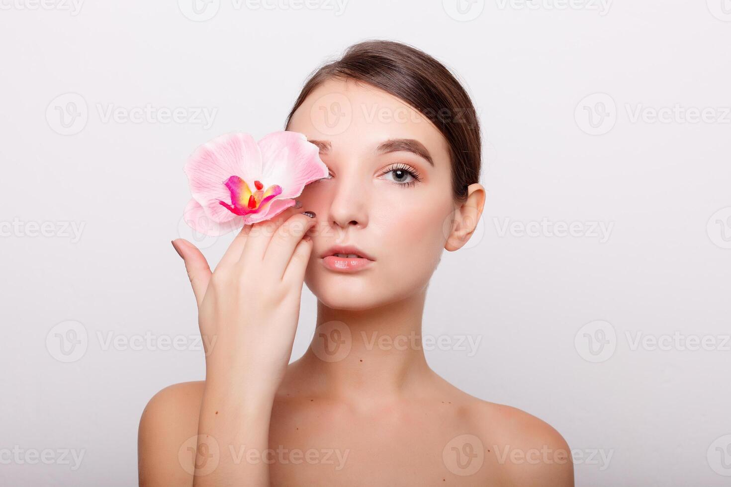 bellissimo ragazza con orchidea fiori foto