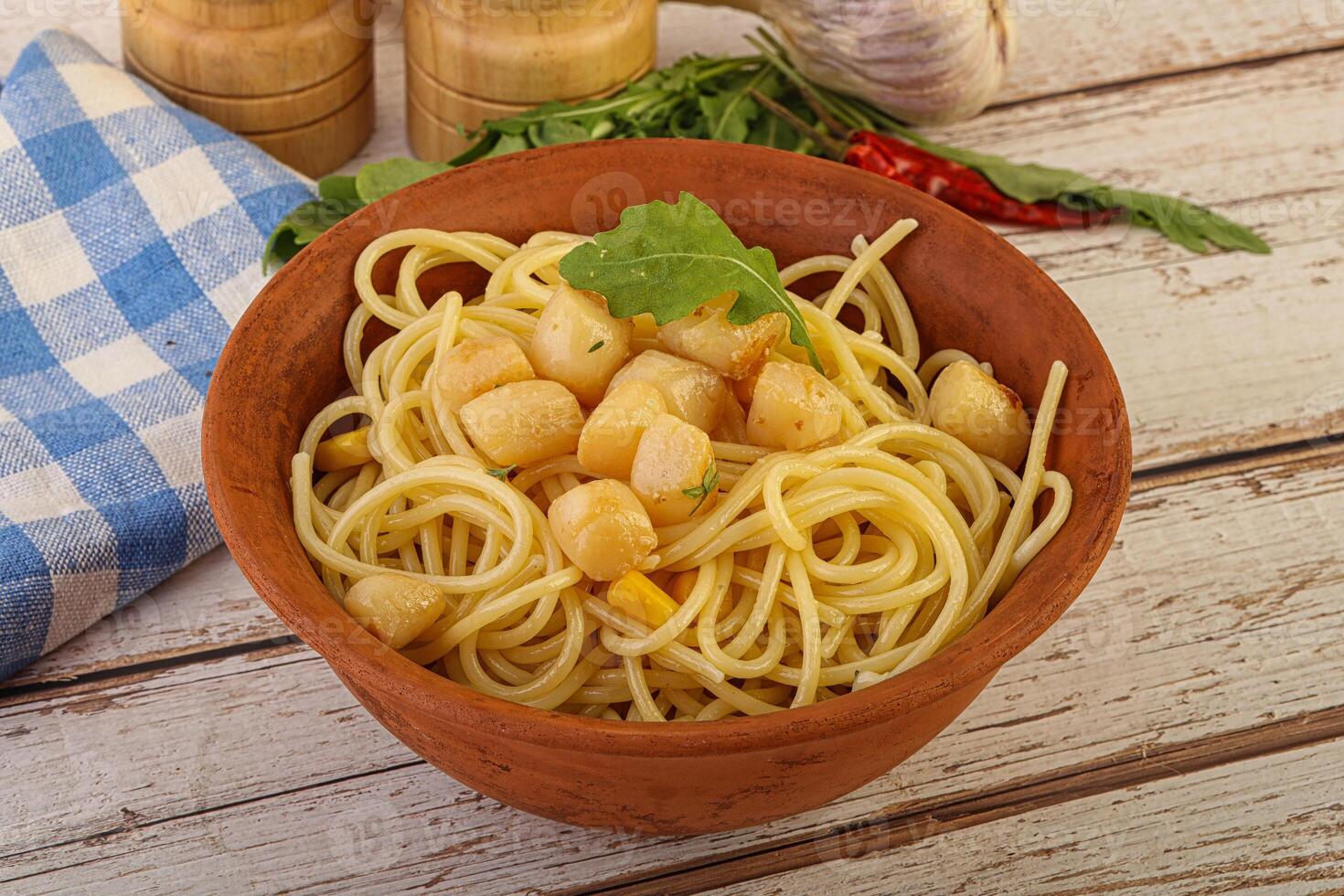 deliziosa pasta con pettine frutti di mare foto