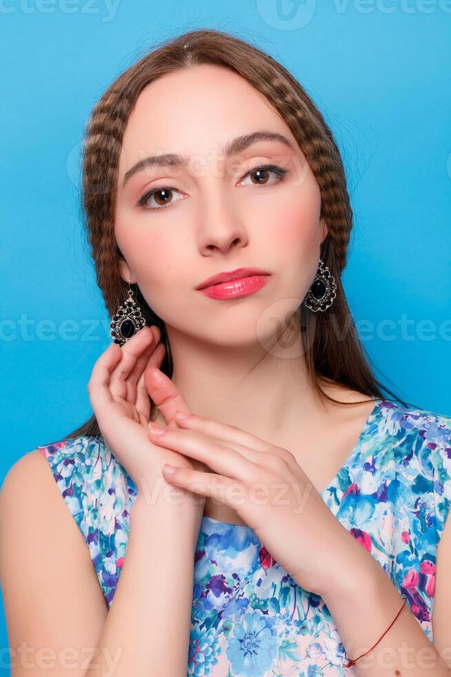 ritratto di contento sorridente giovane bellissimo donna nel blu casuale vestiario, al di sopra di blu sfondo foto