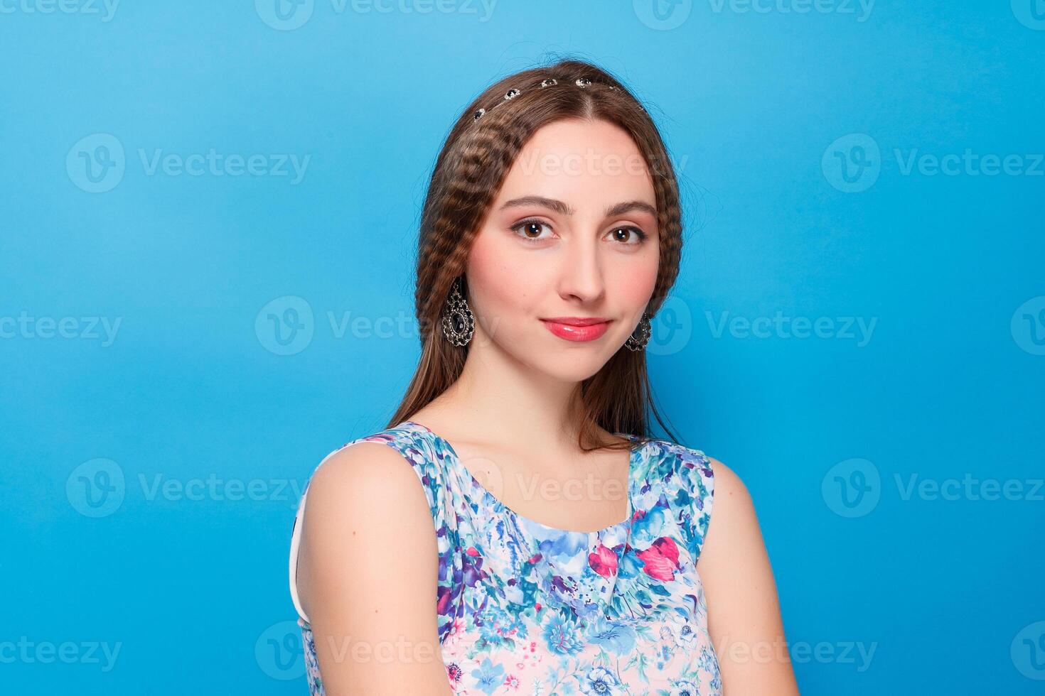 ritratto di contento sorridente giovane bellissimo donna nel blu casuale vestiario, al di sopra di blu sfondo foto