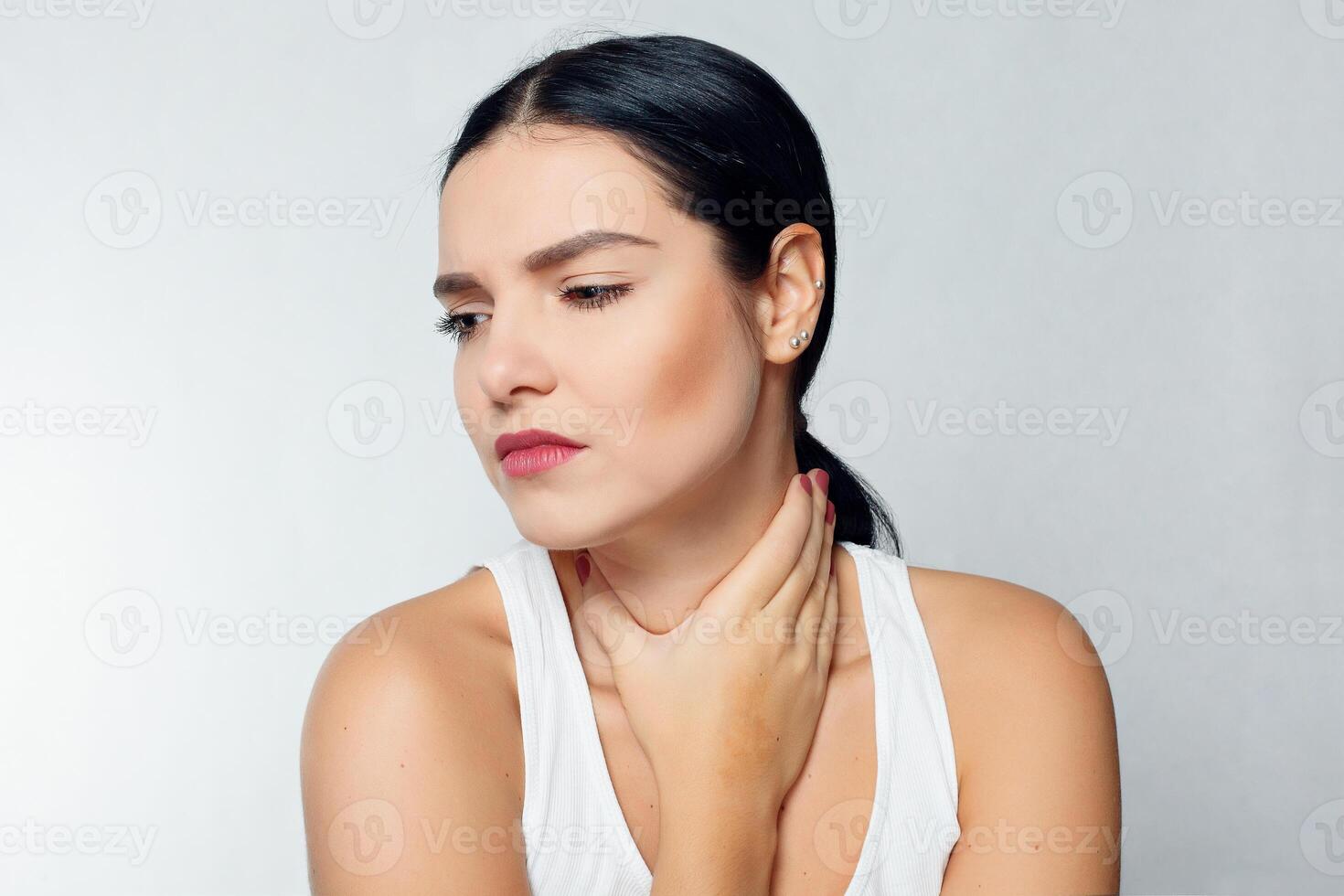 gola dolore. avvicinamento di malato donna con dolorante gola sensazione cattivo foto